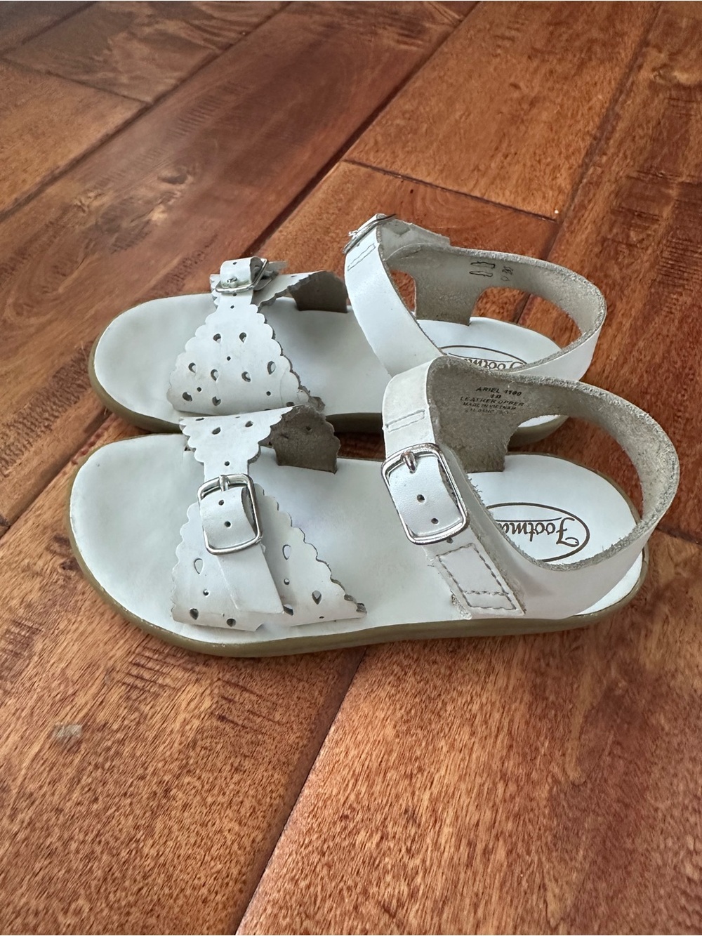 FootMates White Scalloped Strap Kids Sandals with Buckle